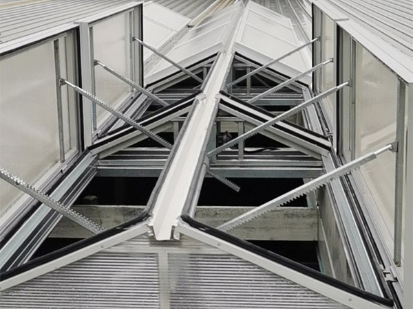 三角型電動排煙天窗